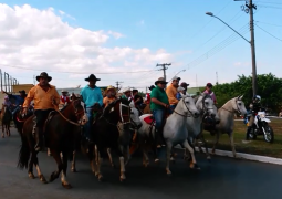 Vídeo da chegada da Cavalgada no Parque de Exposições durante a FENACEN