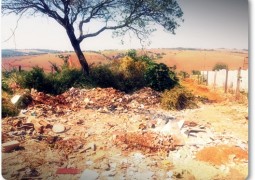 Terreno abandonado próximo a escola José Caetano vira MINI LIXÃO em São Gotardo