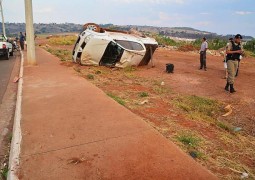 Rapaz capota caminhonete em Patos de Minas