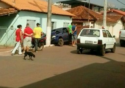 Jovem perde o controle de carro e acaba batendo em poste no bairro Alto Bela Vista