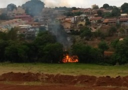 Mata pega fogo perto do bairro Alto Bela Vista