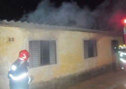 Casa de aposentada fica em chamas misteriosamente em Patos de Minas