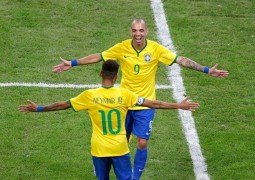 Brasil ganha com dois gols de Tardelli
