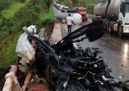 Grave acidente acontece na BR 365 e deixa motorista de carro morto