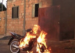 “Motoqueiro Fantasma”? Homem briga com mulher e coloca fogo em moto da vítima em São Gotardo