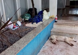 Homem que dorme em jardim do Banco do Brasil, acumula sujeira e mau cheiro no local