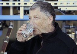 Bill Gates experimenta água obtida a partir de fezes humanas. E gosta