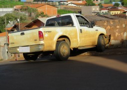 F-250 bate em muro na rua Olímpio Gonçalves de Resende em São Gotardo