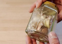Video: Aprenda a descascar alho sem ficar com cheiro nas mãos
