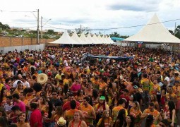 Bloco OS PINIQUÊRO arrasta multidão nos dois primeiros dias do Carnaval em Rio Paranaíba