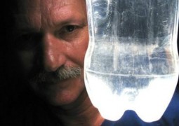 Brasileiro inventor de ‘luz engarrafada’ tem ideia espalhada pelo mundo