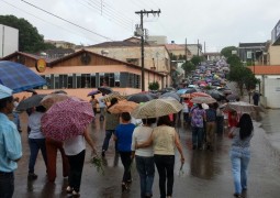 Debaixo de forte chuva, fiéis participam da procissão de ramos nesta manhã de domingo em São Gotardo