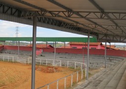 Sindicato Rural investe e cobre definitivamente as arquibancadas da arena para FENACEN 2015