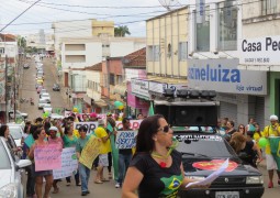 Movimento contra a corrupção acontece pacificamente e reúne pessoas de todas as classes e idades em São Gotardo