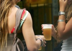 Agora é Lei: Vender bebidas alcoólicas para menores é crime
