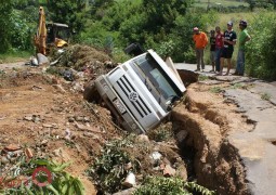 Caminhão cai dentro de buraco gigante em Carmo do Paranaíba