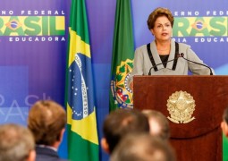 Dilma admite erro no FIES e Ministério anuncia novas mudanças no programa