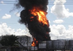 Incêndio em Porto de Santos só acabará quando todo o combústivel for queimado em tanques atingidos