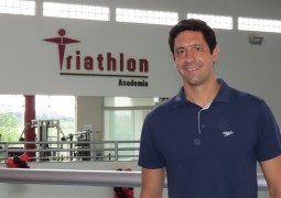 Medalhista Gustavo Borges visita Academia Triathlon e agita criançada