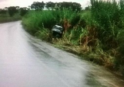 Carro que ia para Lagoa Formosa, capota após perder o controle em pista molhada