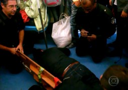 Deficiente físico é pisoteado no metrô de São Paulo