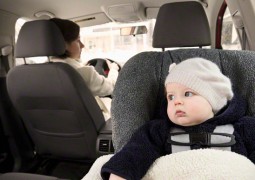 Deixar o  bebê dormir na cadeirinha do carro pode ser fatal