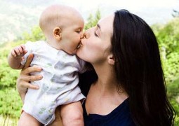 As consequências de beijar seu filho na boca
