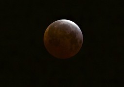 Eclipse lunar total é observado em diversos países neste sábado