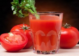 Um copo de suco de tomate por dia pode reduzir peso e medidas em mulheres, afirma estudo