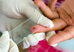 Novo exame pode revolucionar a medicina identificando quase todos os vírus que uma pessoa já foi exposta na vida com apenas uma gota de sangue