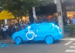 Motorista para em vaga para pessoas com deficiência e tem uma surpresa ao voltar