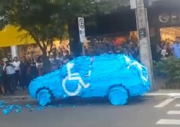 Motorista para em vaga para pessoas com deficiência e tem uma surpresa ao voltar