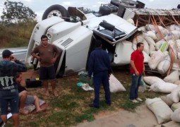 Caminhão tomba e motorista fica ferido na BR-262