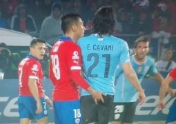 Jogador do Uruguai ganha “dedada amiga”, juiz brasileiro não vê e atleta ainda acaba expulso