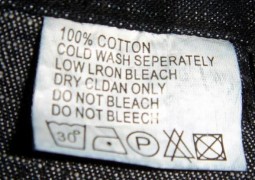 Tem mania de comprar roupas e já vesti-las? Leia esta reportagem e mude sua opinião