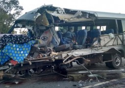 Grave acidente envolvendo micro-ônibus e bitrem, deixa 4 mortos  na BR-365