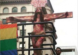 Foto de transexual “crucificada” em Parada Gay, gera revolta em religiosos que prometem criar lei contra a “Cristofobia”