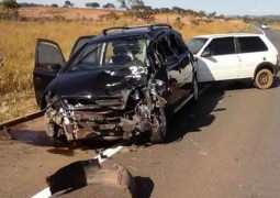 Grave acidente envolvendo carreta e três carros acontece entre Carmo do Paranaíba e Lagoa Formosa