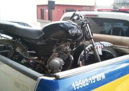 Após perseguição, Polícia Militar recupera moto roubada em São Gotardo