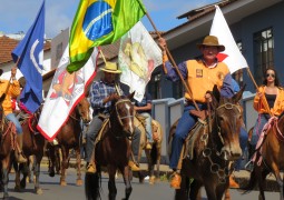 Cavalgada da FENACEN 2015 acontece em São Gotardo e reúne mais de 1000 cavaleiros