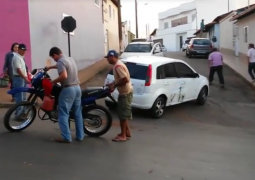 Acidente envolvendo carro e moto acontece na Avenida Presidente Vargas no centro de São Gotardo