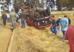 Caminhão capota próximo ao trevo de São Gotardo