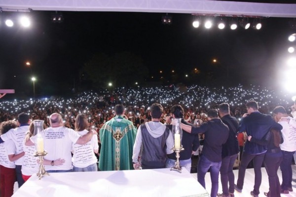 Missa de 7º dia de Cristiano Araújo e Allana Moraes reúne fãs, artistas e  muitas homenagens em Goiânia