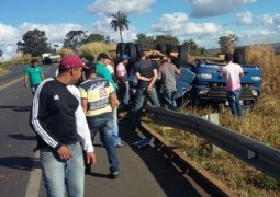 Caminhão capota na perigosa curva do Belvedere e motorista acaba morrendo