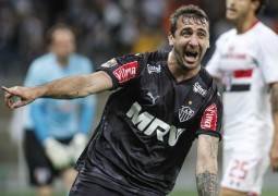 Argentino Pratto não perdoa, São Paulo perde várias chances e Atlético Mineiro segue firme na ponta do Brasileirão