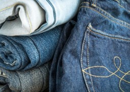 Por durabilidade, calça jeans não deve ser lavada constantemente e limpeza deve ser feita apenas com um pano úmido