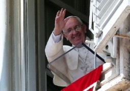 Papa diz que os pais que têm tempo para filhos é que merecem o Nobel