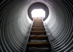 Homem constrói casa subterrânea por temer “o fim do mundo”