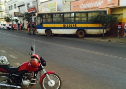 Ônibus perde o freio e acaba subindo em passeio de Avenida em São Gotardo