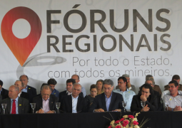 Governador de Minas Gerais é recebido sob protestos em Patos de Minas mas arranca aplausos no final e se emociona